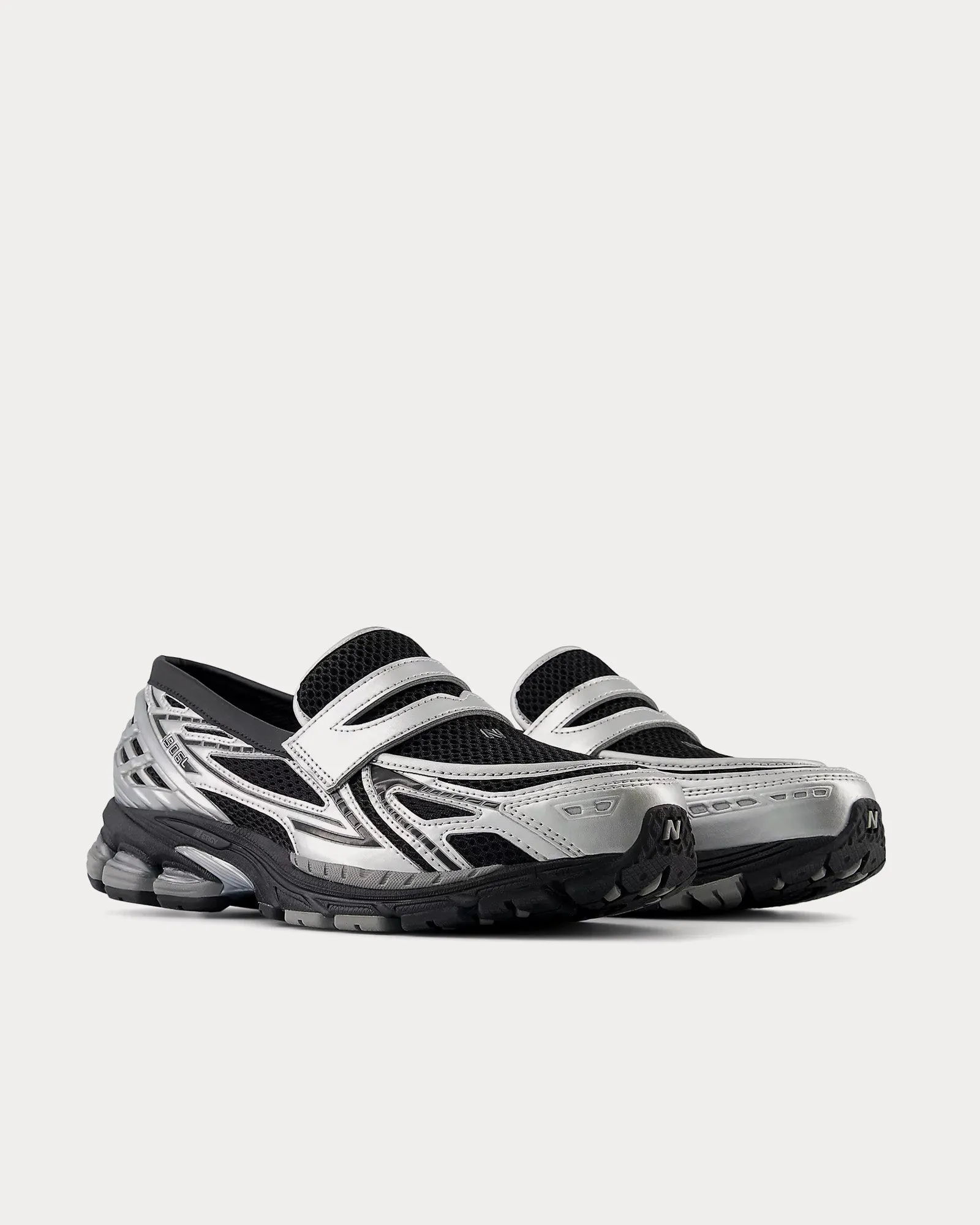 1906L Silver Metallic / Black Loafers
