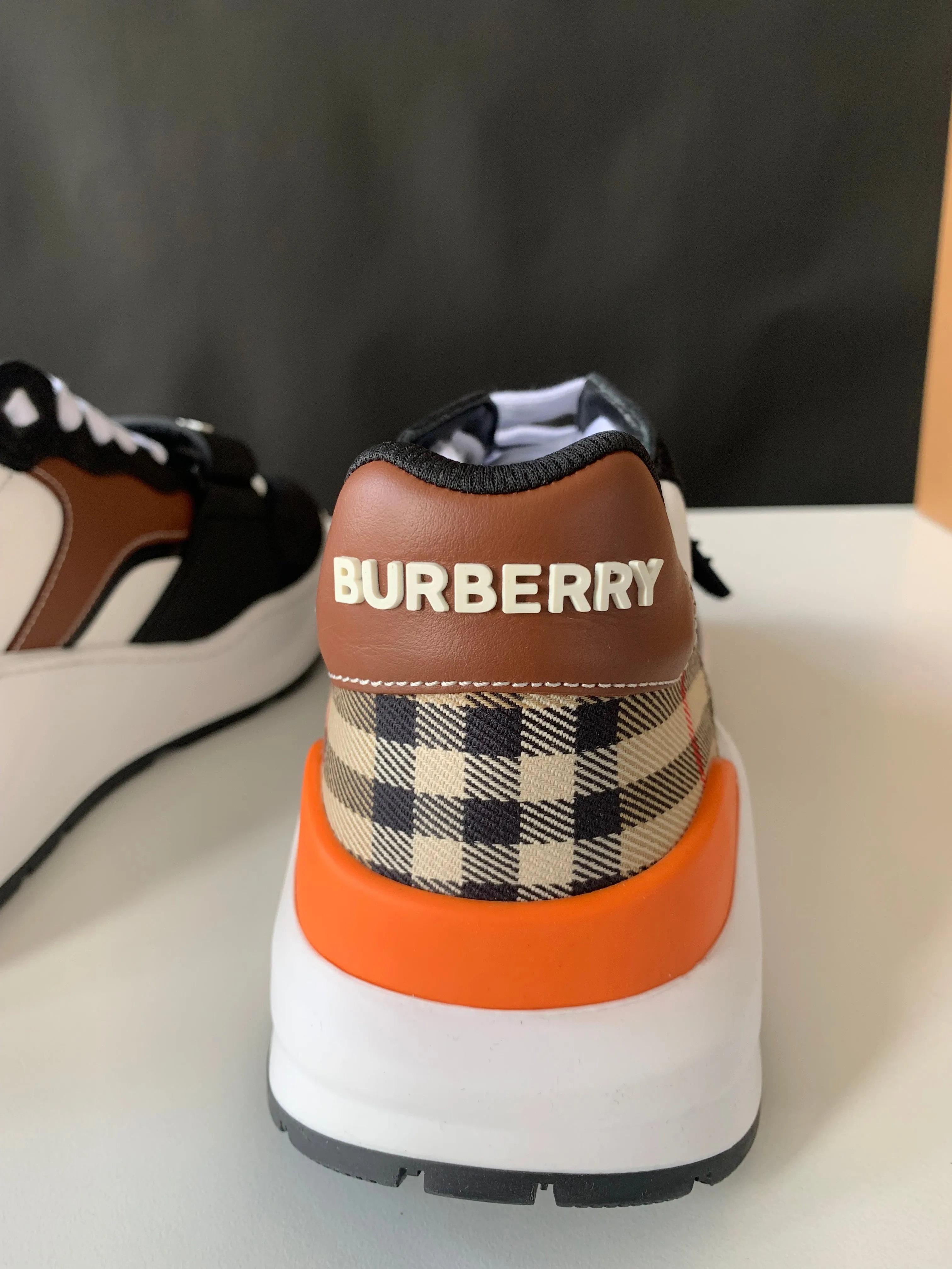 <b>BURBERRY </b> <br>Ramsey Sneakers 41