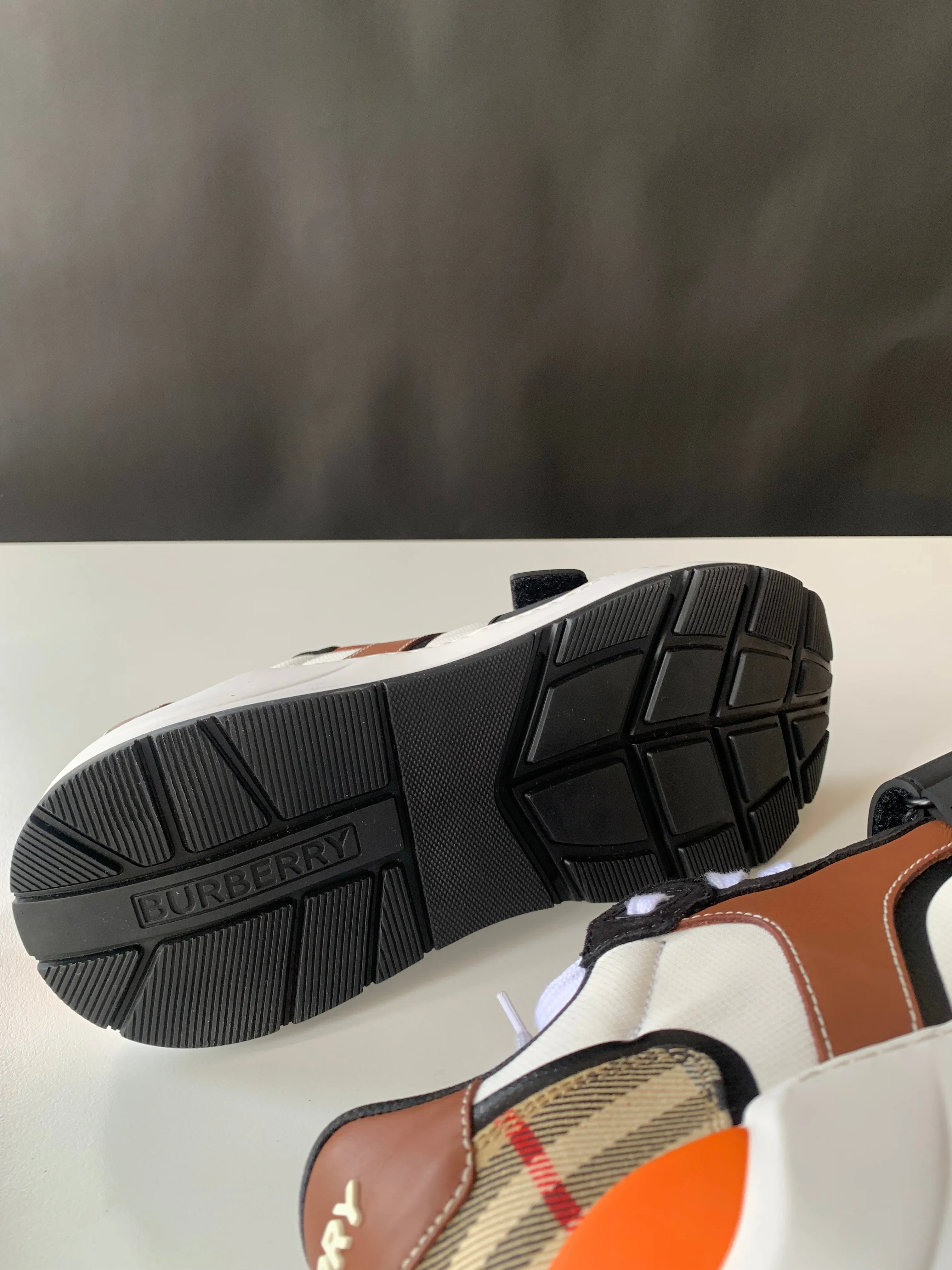 <b>BURBERRY </b> <br>Ramsey Sneakers 41